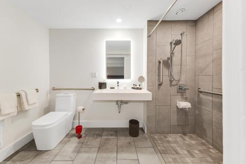 Habitación con cama extragrande - Adaptada para personas de movilidad reducida del hotel Lake Placid Inn Boutique. Foto 2