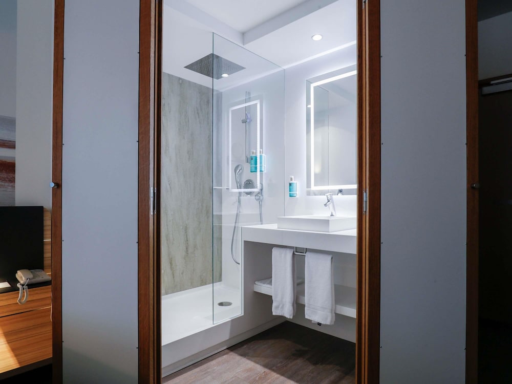 Habitación de categoría superior con una cama de matrimonio y un sofá del hotel Novotel Luxembourg Centre. Foto 6
