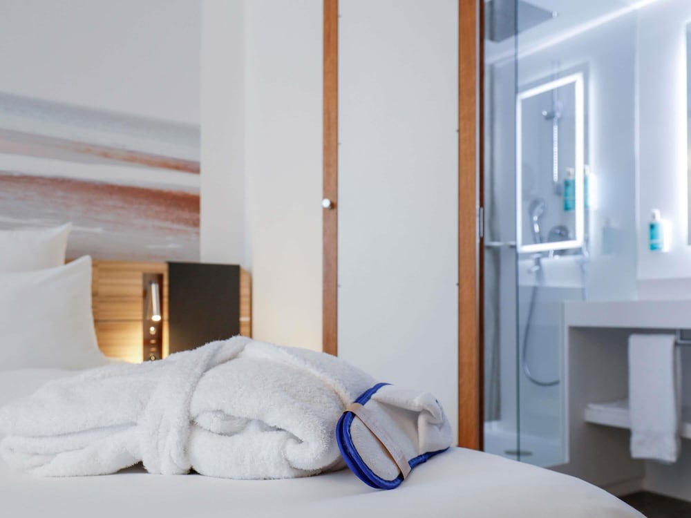 Habitación de categoría superior con una cama de matrimonio y un sofá del hotel Novotel Luxembourg Centre. Foto 7