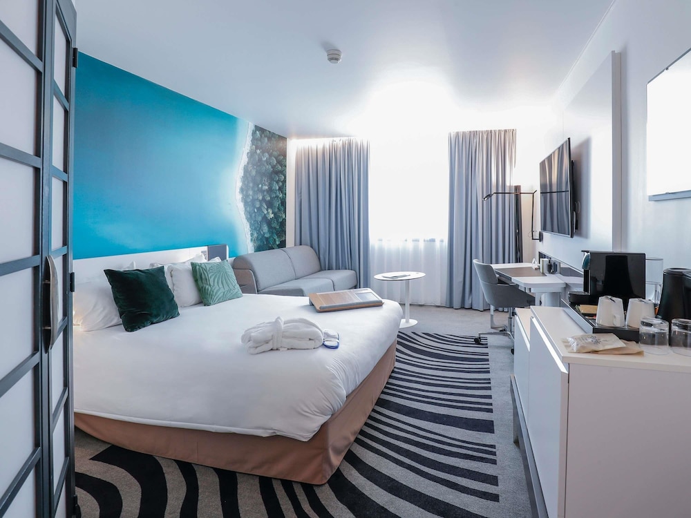 Habitación Executive con 1 cama de matrimonio y sofá del hotel Novotel Luxembourg Centre