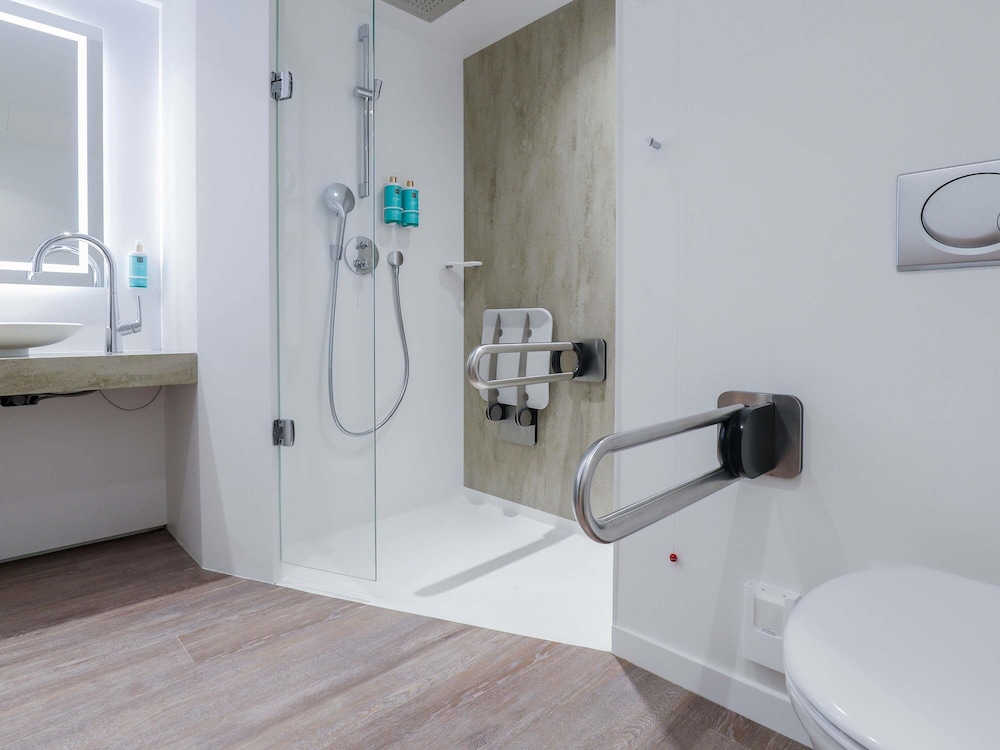 Habitación Executive con 1 cama de matrimonio y sofá del hotel Novotel Luxembourg Centre. Foto 3