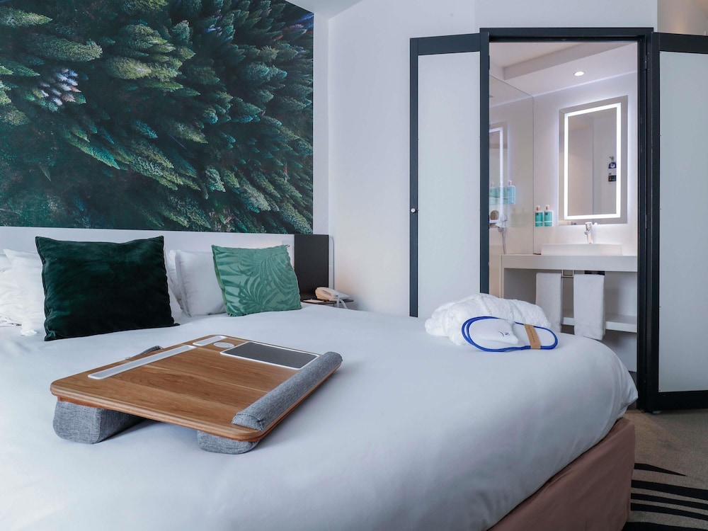 Habitación Executive con 1 cama de matrimonio y sofá del hotel Novotel Luxembourg Centre. Foto 6