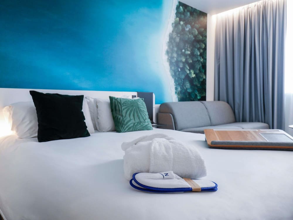 Habitación Executive con 1 cama de matrimonio y sofá del hotel Novotel Luxembourg Centre. Foto 9