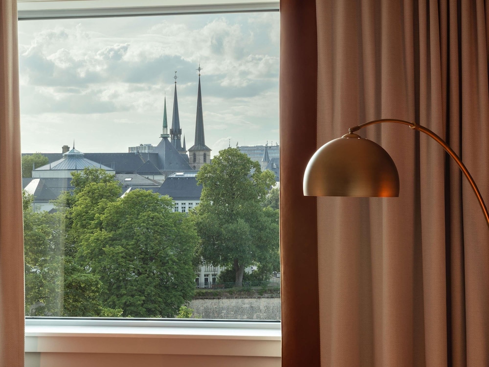 Habitación superior con dos camas individuales y vista panorámica del hotel Sofitel Luxembourg Le Grand Ducal