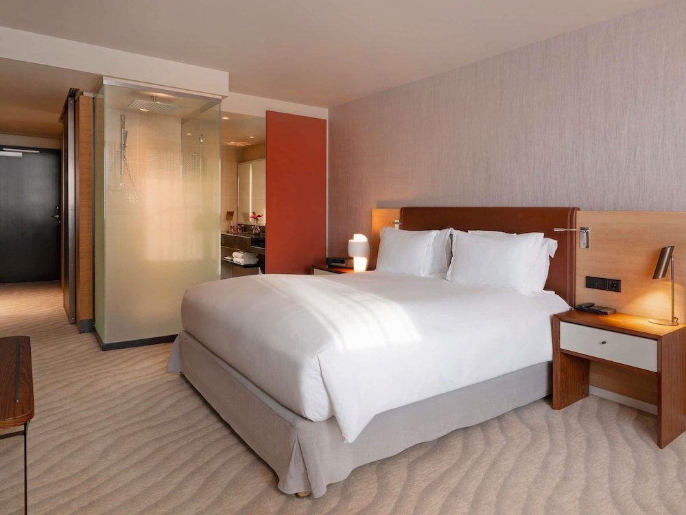 Habitación Superior con una cama king size y vistas panorámicas del hotel Sofitel Luxembourg Le Grand Ducal. Foto 2