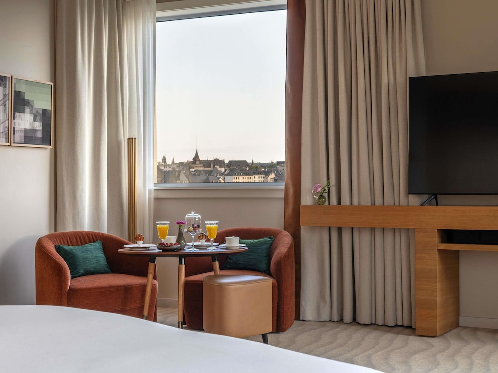 Suite Prestige con 1 cama king size y vistas panorámicas del hotel Sofitel Luxembourg Le Grand Ducal. Foto 1