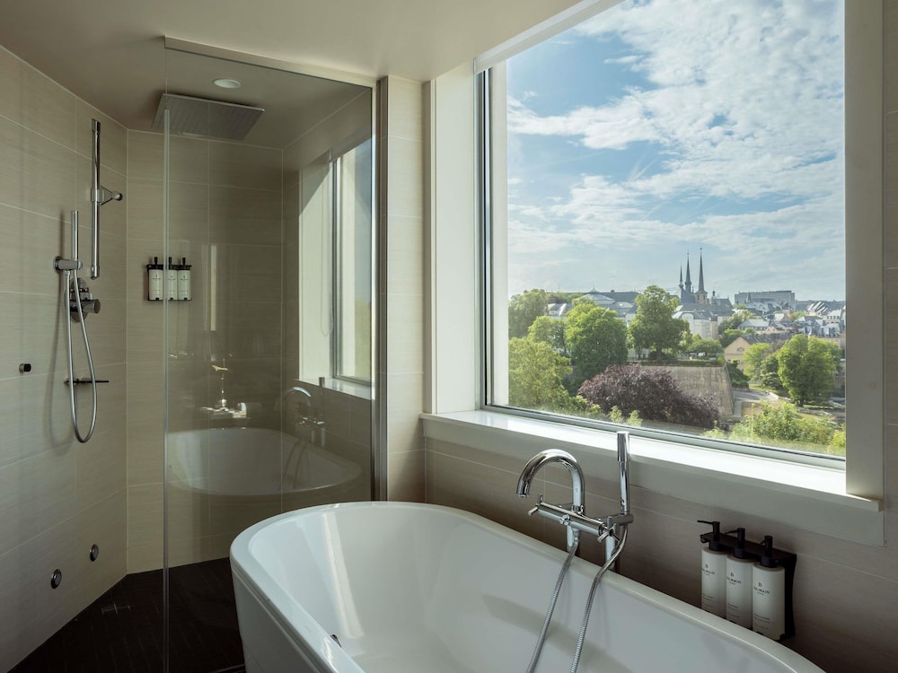Suite Prestige con 1 cama king size y vistas panorámicas del hotel Sofitel Luxembourg Le Grand Ducal. Foto 3
