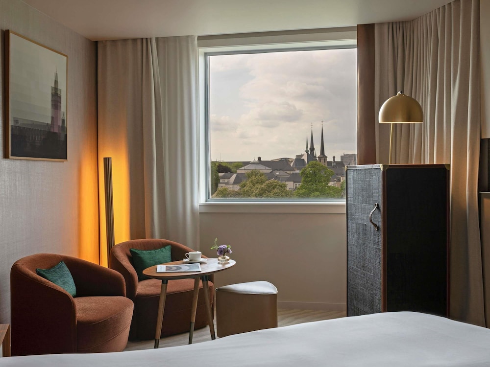 Habitación Superior con una cama king size y vistas panorámicas del hotel Sofitel Luxembourg Le Grand Ducal. Foto 4