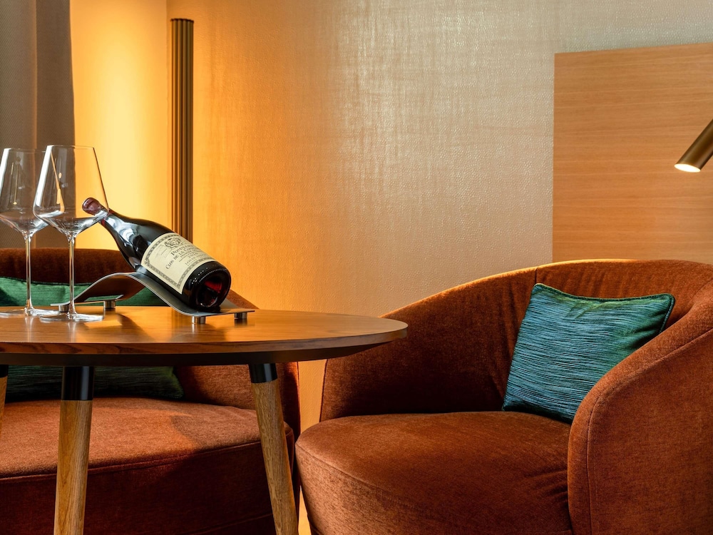 Habitación Superior con una cama king size y vistas panorámicas del hotel Sofitel Luxembourg Le Grand Ducal. Foto 7