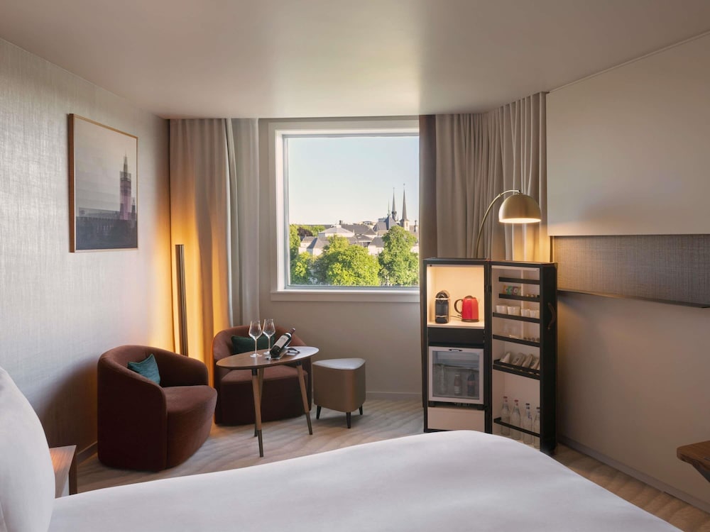 Habitación Superior con una cama king size y vistas panorámicas del hotel Sofitel Luxembourg Le Grand Ducal. Foto 8