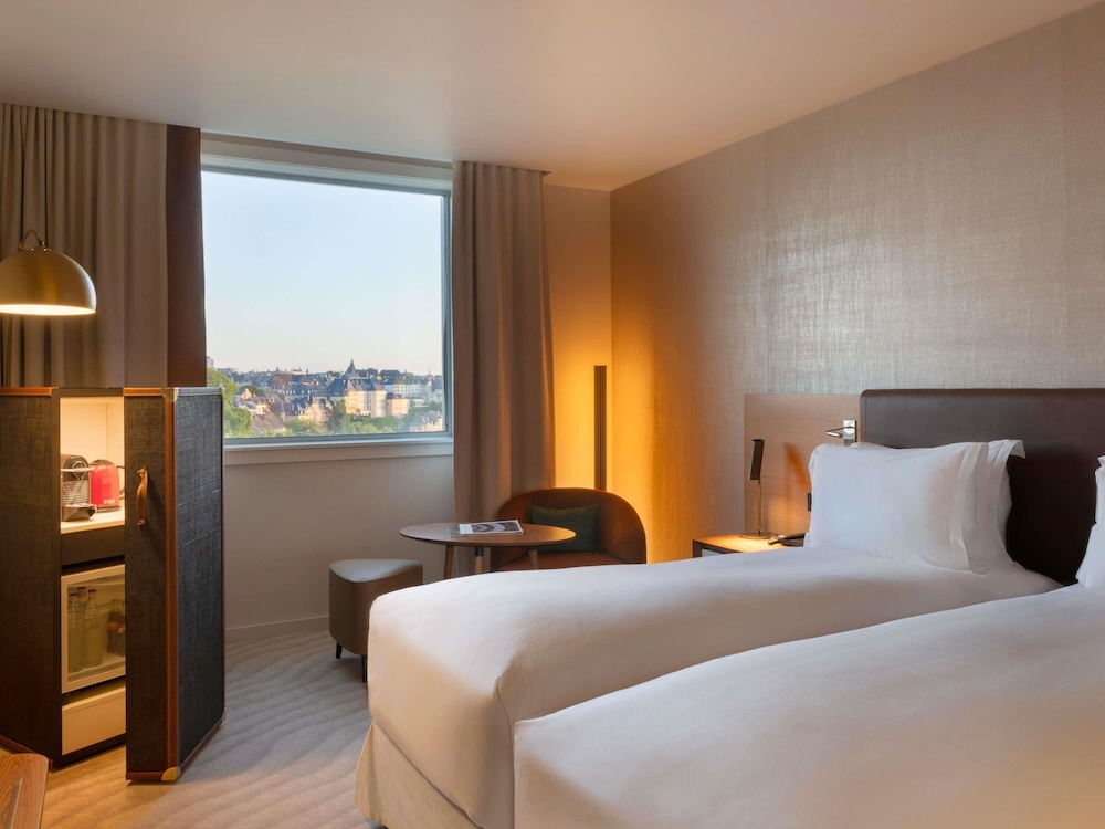 Habitación superior con dos camas individuales y vista panorámica del hotel Sofitel Luxembourg Le Grand Ducal. Foto 2