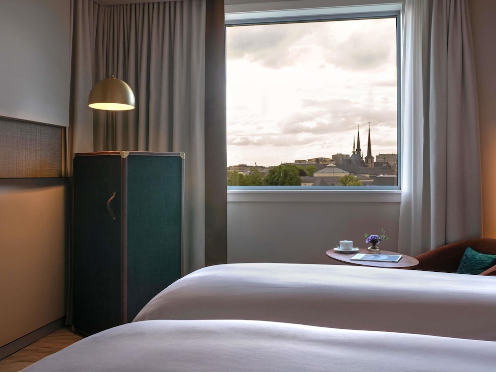 Habitación superior con dos camas individuales y vista panorámica del hotel Sofitel Luxembourg Le Grand Ducal. Foto 6