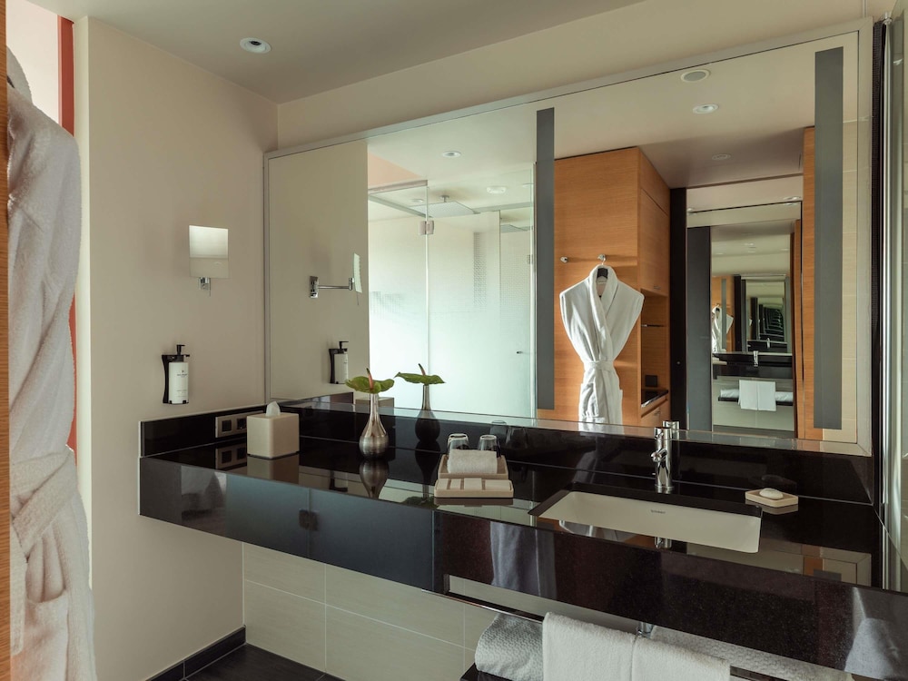 Habitación superior con dos camas individuales y vista panorámica del hotel Sofitel Luxembourg Le Grand Ducal. Foto 9