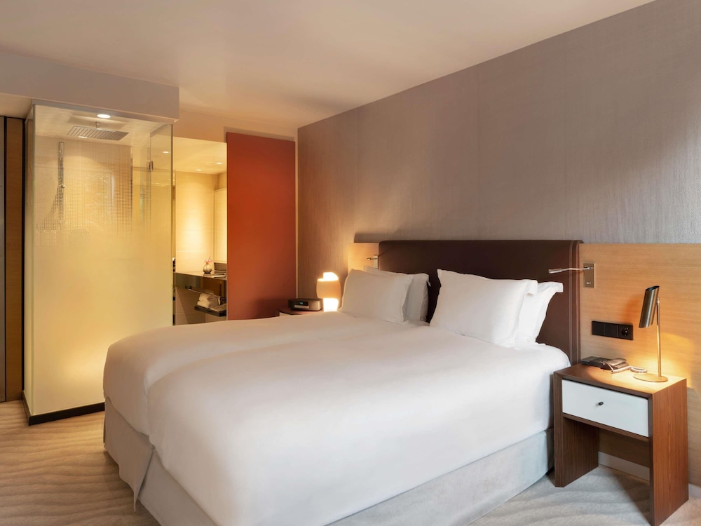 Habitación superior con dos camas individuales y vista panorámica del hotel Sofitel Luxembourg Le Grand Ducal. Foto 10