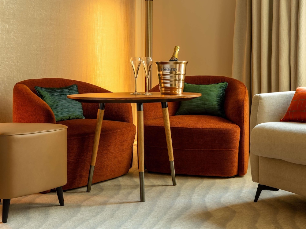 SUITE JUNIOR con 1 cama king size del hotel Sofitel Luxembourg Le Grand Ducal. Foto 11