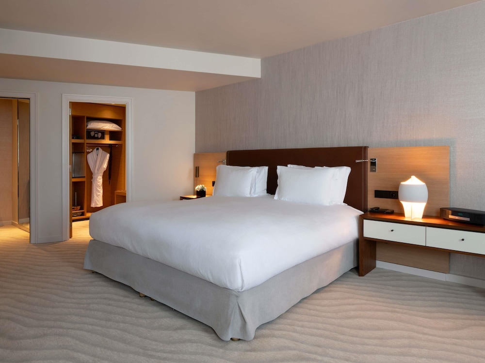 SUITE JUNIOR con 1 cama king size del hotel Sofitel Luxembourg Le Grand Ducal. Foto 12