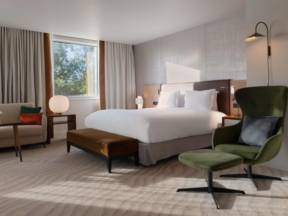 Suite Prestige con 1 cama king size y vistas panorámicas del hotel Sofitel Luxembourg Le Grand Ducal. Foto 6