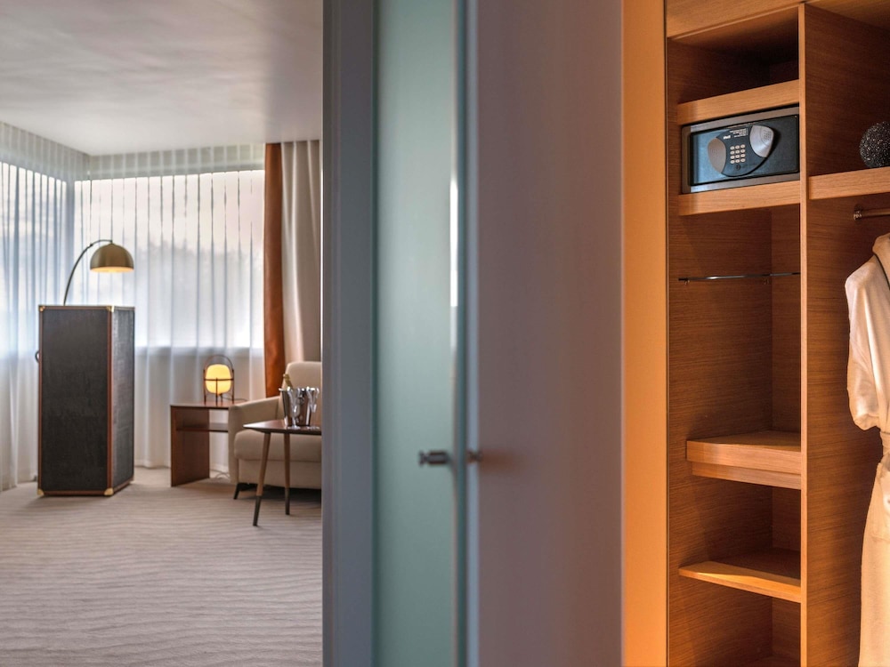 Suite Prestige con 1 cama king size y vistas panorámicas del hotel Sofitel Luxembourg Le Grand Ducal. Foto 9