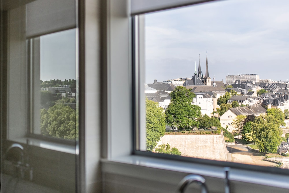 Suite Prestige con 1 cama king size y vistas panorámicas del hotel Sofitel Luxembourg Le Grand Ducal. Foto 12