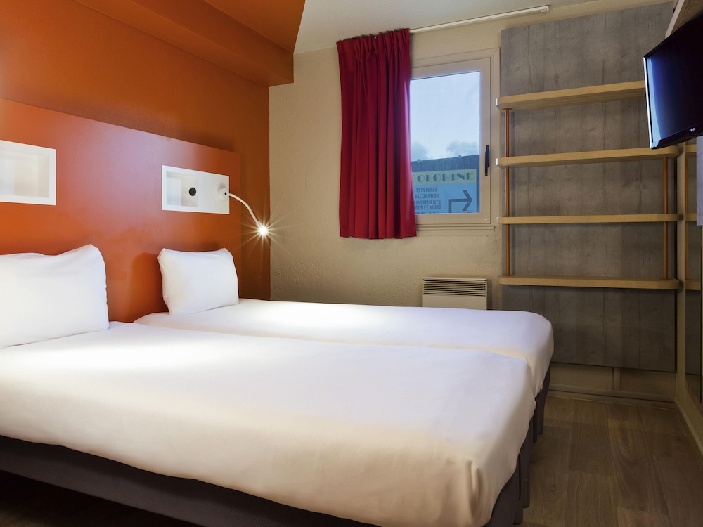 Habitación con dos camas individuales del hotel ibis budget Chilly-Mazarin Les Champarts