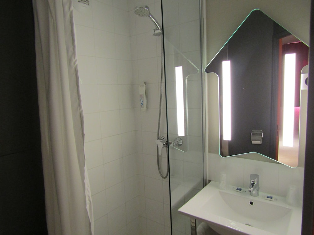 Habitación Doble con cama grande del hotel ibis budget Chilly-Mazarin Les Champarts. Foto 6