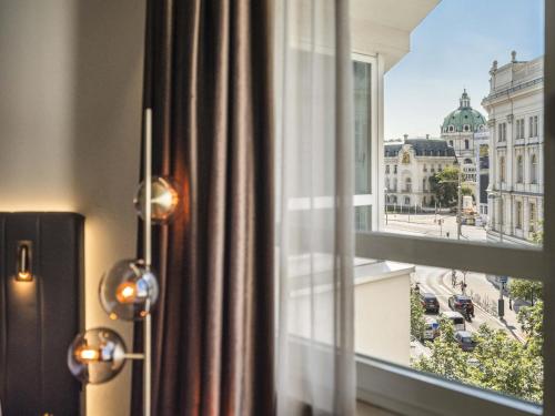 Habitación Superior con cama extragrande del hotel Am Konzerthaus - MGallery Collection. Foto 3
