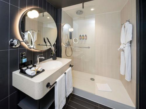 Habitación Deluxe con cama extragrande del hotel Am Konzerthaus - MGallery Collection. Foto 4