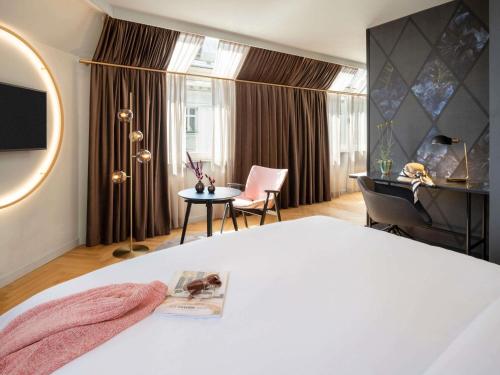 Habitación Deluxe con cama extragrande del hotel Am Konzerthaus - MGallery Collection. Foto 5