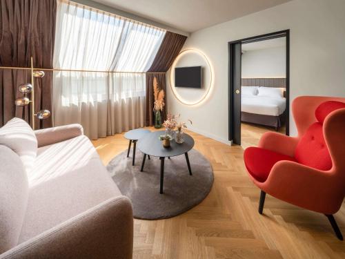 Suite con cama extragrande del hotel Am Konzerthaus - MGallery Collection