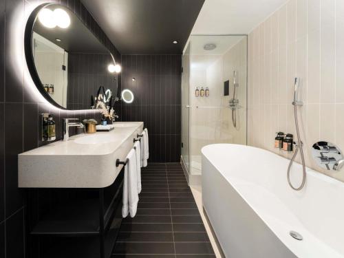 Suite con cama extragrande del hotel Am Konzerthaus - MGallery Collection. Foto 3