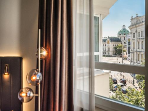 Habitación Deluxe con cama extragrande del hotel Am Konzerthaus - MGallery Collection. Foto 12