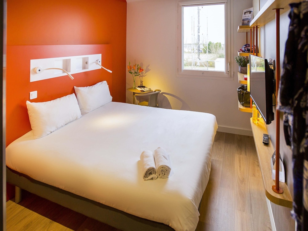 HABITACIÓN DOBLE con una cama doble del hotel ibis budget Beauvais Aeroport. Foto 1