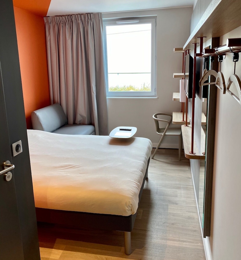 HABITACIÓN TRIPLE con 1 cama doble y 1 cama plegable del hotel ibis budget Beauvais Aeroport. Foto 1