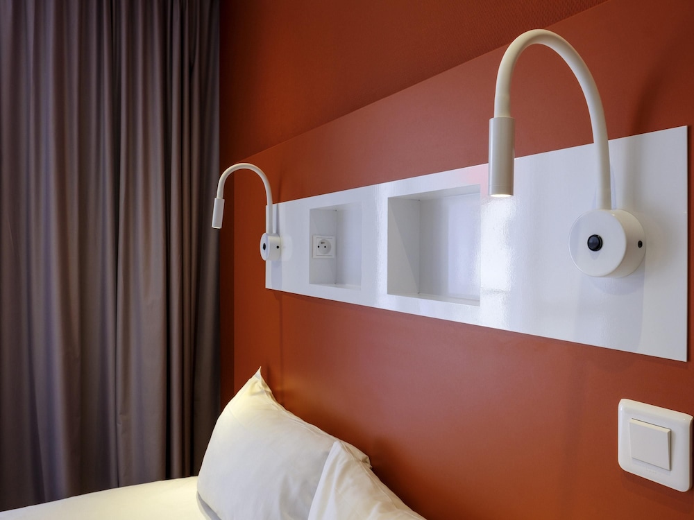 HABITACIÓN TRIPLE con 1 cama doble y 1 cama plegable del hotel ibis budget Beauvais Aeroport. Foto 4