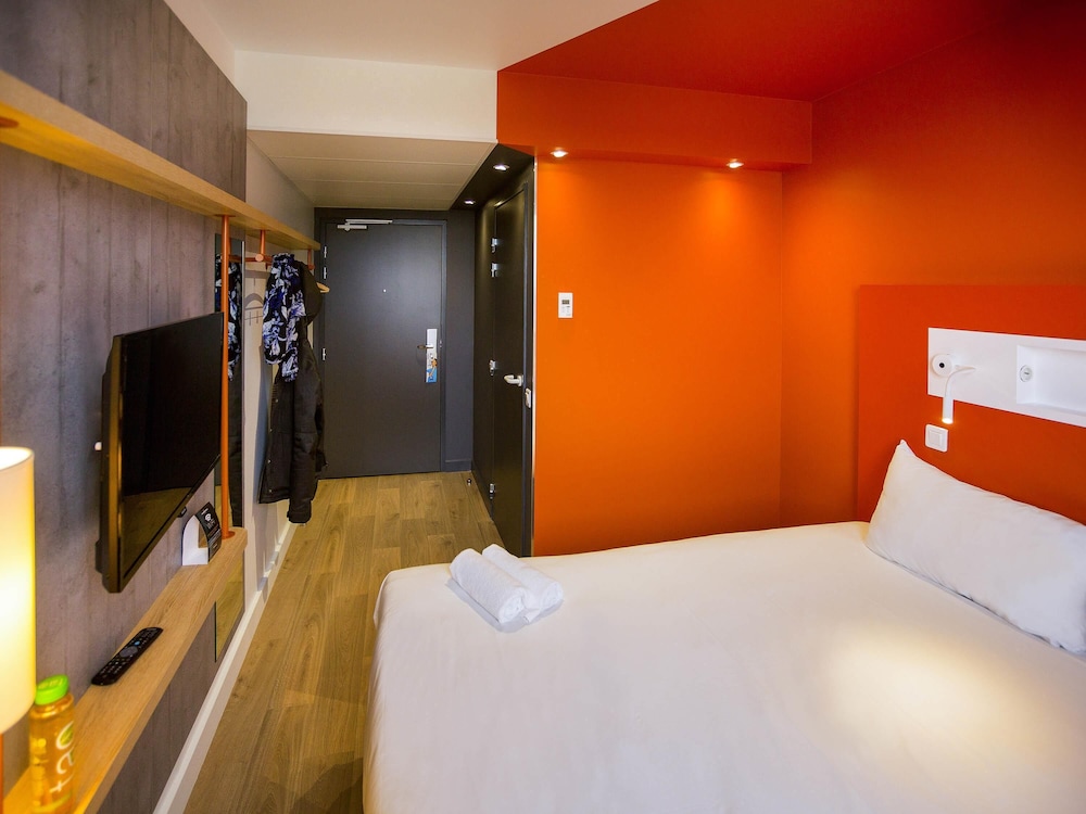 HABITACIÓN DOBLE con una cama doble del hotel ibis budget Beauvais Aeroport. Foto 5