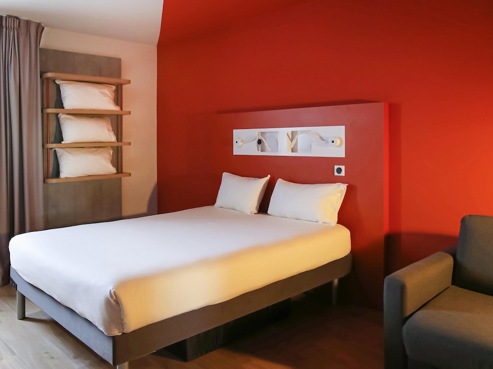 HABITACIÓN TRIPLE con 1 cama doble y 1 cama plegable del hotel ibis budget Beauvais Aeroport. Foto 3
