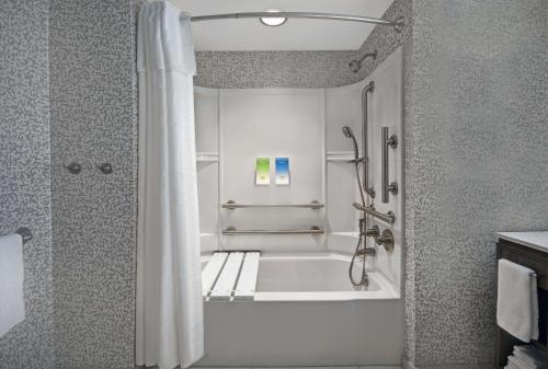 Estudio con 2 camas grandes - Adaptado para personas con movilidad reducida - No fumadores del hotel Home2 Suites By Hilton Utica, Ny