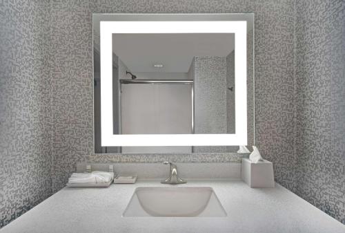 Suite Deluxe con cama extragrande para no fumadores del hotel Home2 Suites By Hilton Utica, Ny. Foto 2