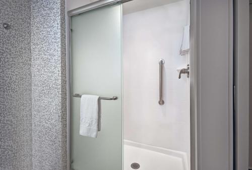 Suite con cama extragrande - Adaptada para personas con discapacidad auditiva/no fumadores del hotel Home2 Suites By Hilton Utica, Ny