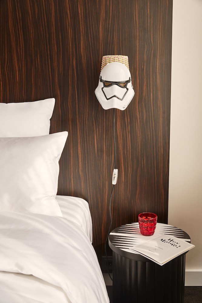 Medium Mama del hotel Mama Shelter Prague. Foto 1
