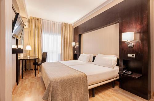 Habitación Triple del hotel Oh Nice Ulises Ceuta
