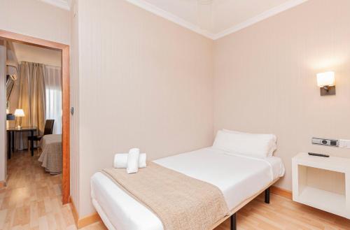 Habitación Triple del hotel Oh Nice Ulises Ceuta. Foto 1