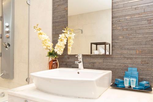 Suite del hotel Oh Nice Ulises Ceuta. Foto 4