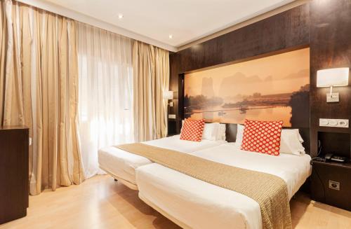 Habitación cuádruple del hotel Oh Nice Ulises Ceuta