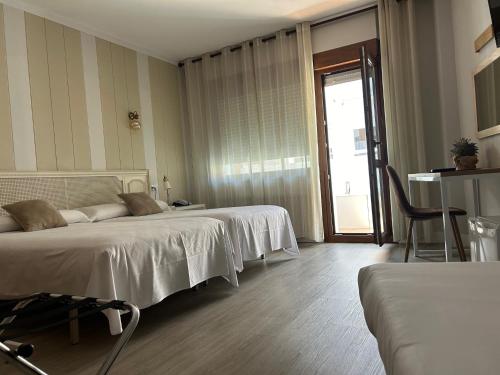 Habitación triple con balcón del hotel Marqués De Santillana