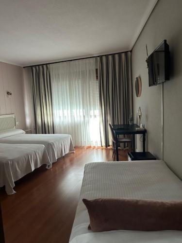 Habitación triple con balcón del hotel Marqués De Santillana. Foto 1