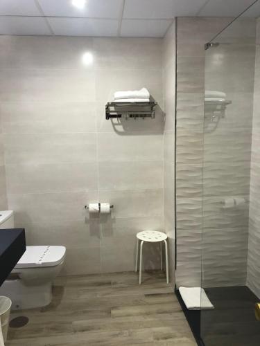 Habitación triple con balcón del hotel Marqués De Santillana. Foto 3