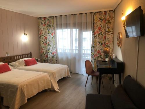Habitación triple con balcón del hotel Marqués De Santillana. Foto 4