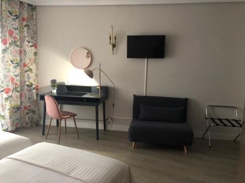 Habitación triple con balcón del hotel Marqués De Santillana. Foto 6