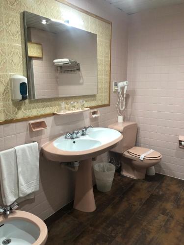 Habitación triple con balcón del hotel Marqués De Santillana. Foto 8
